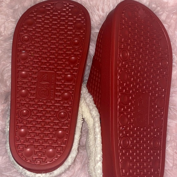 RED COZY SHOES - Picture 2 of 3